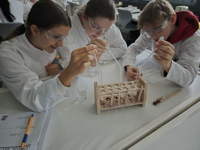 Schüler beim Experimentieren