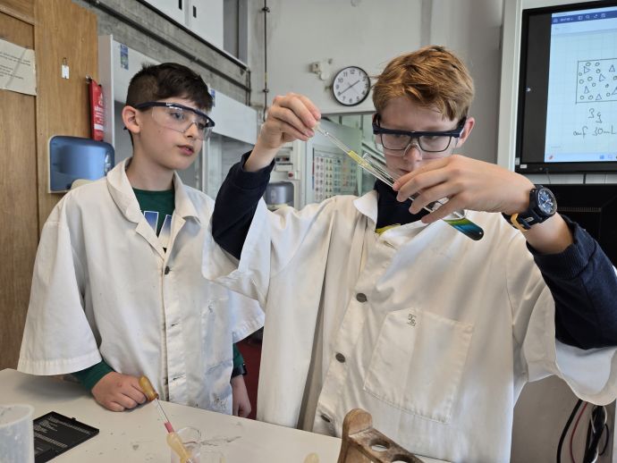 Unsere jungen Forscher aus der Klasse 5a bei der Arbeit.