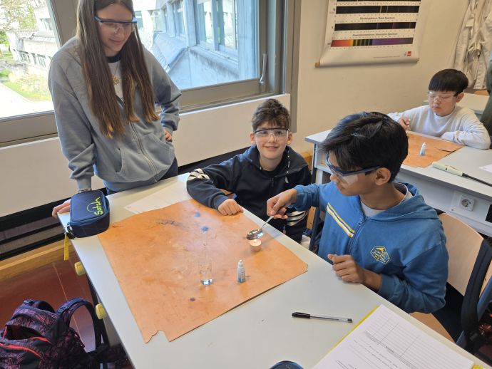 Junge Forscher bei der Arbeit